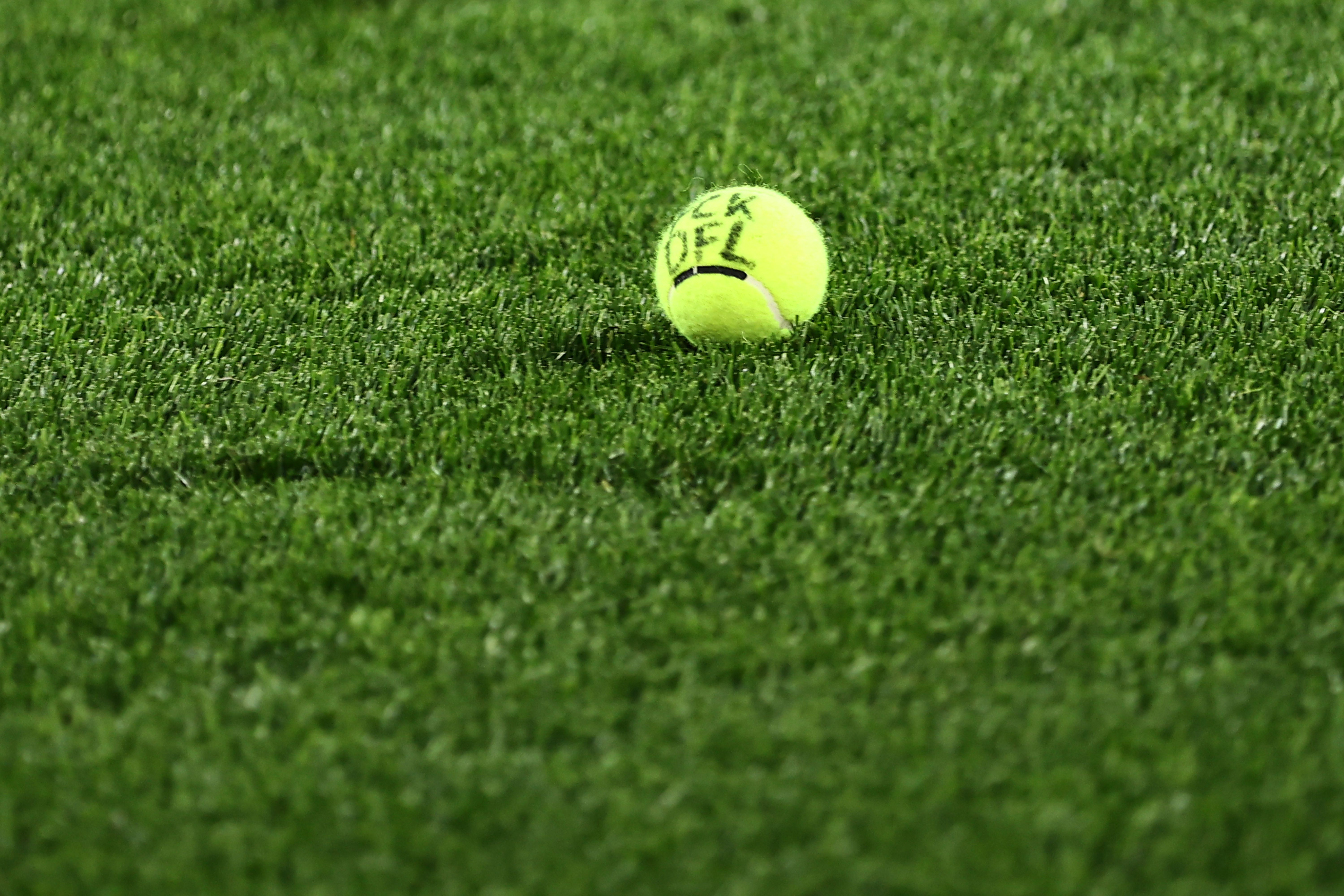 Tennisbal op het veld bij HSV - Hannover