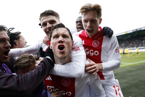 Wout Weghorst schiet Ajax met opmerkelijk doelpunt naar koppositie, VAR-ingreep beslissend in Sittard