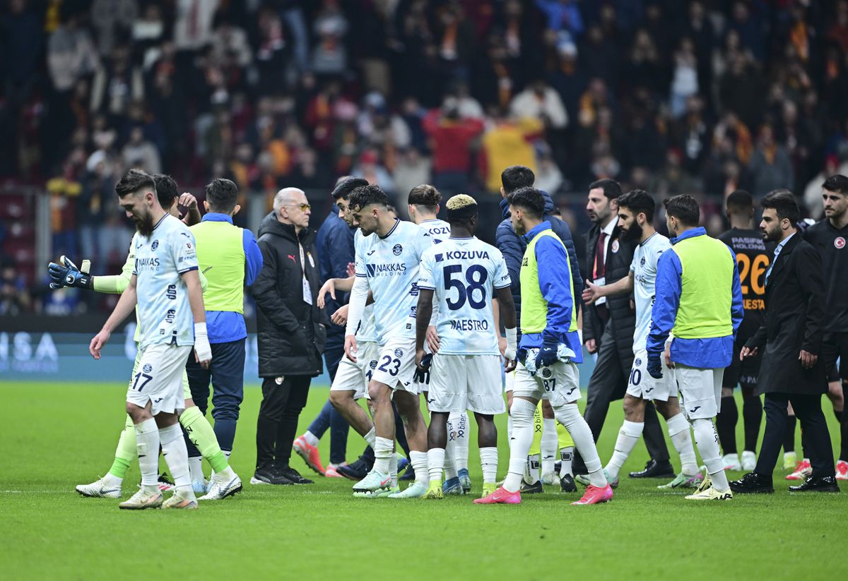 'Enorme schande' in Turkije: AZ-tegenstander Galatasaray speelt slechts 33 minuten