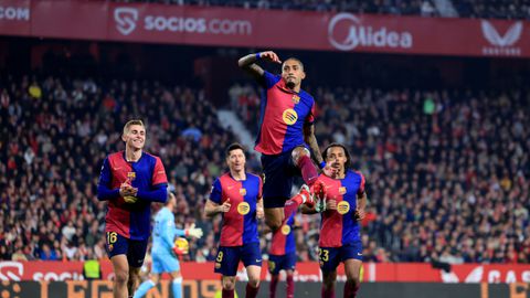 Frenkie de Jong krijgt ineens de aanvoerdersband om midden in hectisch duel bij Sevilla