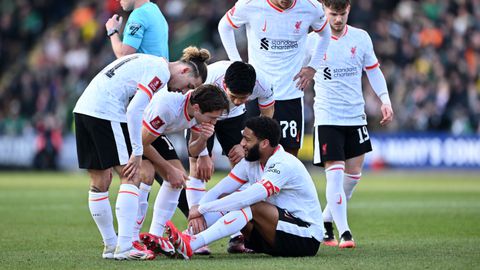 Problemen voor Arne Slot in bekerduel: aanvoerder al vroeg geblesseerd naar de kant