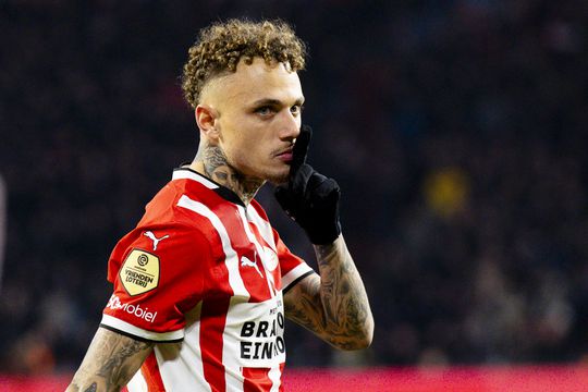 PSV-trainer Peter Bosz wijst Noa Lang terecht na opvallend incident met Eindhovense fans
