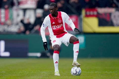 Piepjonge Ajax-debutant (16) onder de indruk van 24 jaar oudere teamgenoot: 'Hij is fit'