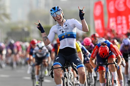 Lorena Wiebes voltooit hattrick na chaotische finale met valpartijen in UAE Tour