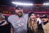 Travis Kelce samen met Taylor Swift. ©Getty Images