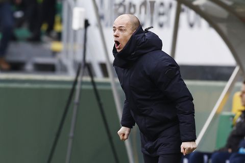 Fortuna Sittard-trainer Danny Buijs kookt van woede na nederlaag tegen Ajax: 'Wat bezielt de VAR om in te grijpen?'
