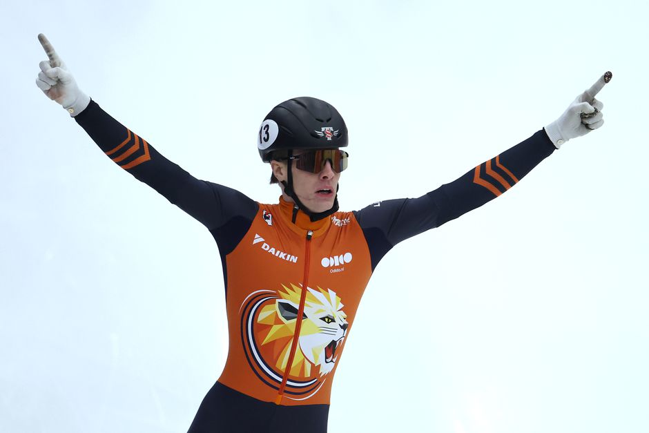 Bizarre finale van 1000 meter prooi voor Jens van 't Wout: Nederlandse shorttracker blijft als enige overeind