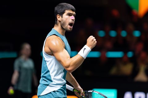 Topfavoriet Carlos Alcaraz maakt status waar en zorgt met opvallende pleister voor unicum op ABN Amro Open