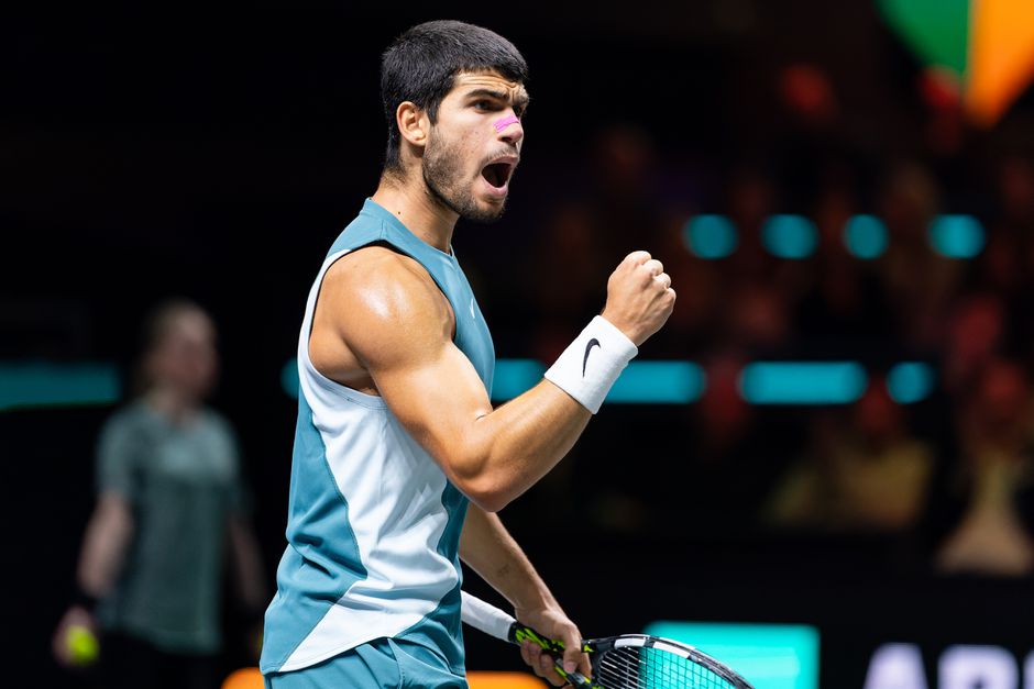 Topfavoriet Carlos Alcaraz maakt status waar en zorgt met opvallende pleister voor unicum op ABN Amro Open