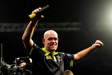 Topdarter Michael van Gerwen kruipt door oog van de naald en zet dramatisch jaar recht