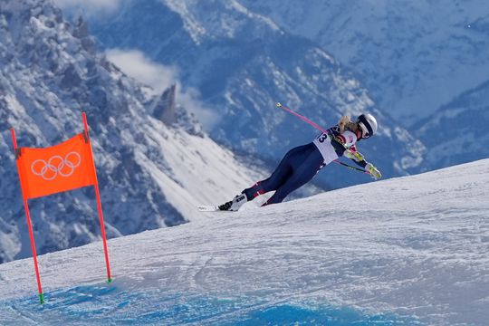 Grote zorgen om Lindsey Vonn na zware val op Winterspelen: 'Hopen dat het überhaupt goed komt'