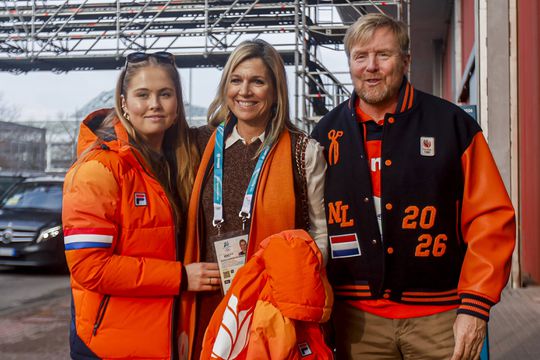 Prinses Amalia en Jutta Leerdam zorgen voor prachtige foto vanuit olympisch Milaan, ook Máxima geniet