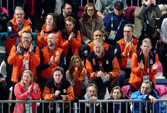 Koning Willem-Alexander en koningin Maxima uit hun dak bij olympische records Jutta Leerdam en Femke Kok
