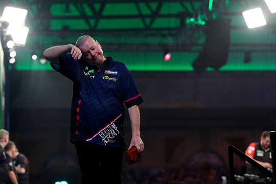 Pijnlijke afgang voor topdarter Raymond van Barneveld na opmerkelijke periode