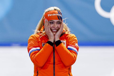 Schaatslegende Anni Friesinger emotioneel na goud Jutta Leerdam: 'Jaloezie moet je verdienen'