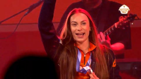 Topschaatsster Femke Kok zichtbaar onder de indruk na groots onthaal in TeamNL Huis: 'Echt geweldig'