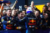 Max Verstappen met het Red Bull-team ©Getty Images