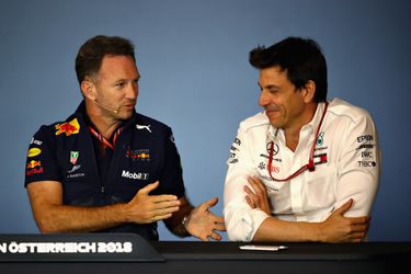 Toto Wolff geamuseerd door Red Bull-drama: 'Helmut Marko welkom bij Mercedes, toch nieuwe mascotte nodig'