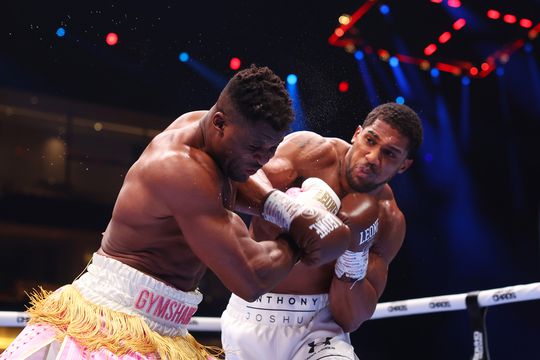 Anthony Joshua deelt spectaculaire knock-out uit aan Francis Ngannou