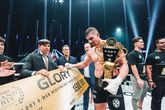 Rico Verhoeven met zijn prijzen. © Glory / Remy Online