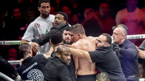 Jamal Ben Saddik bestormt ring en probeert woedende Rico Verhoeven te trappen bij Glory: 'Ban deze gast'