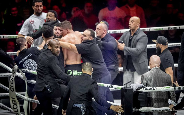 Jamal Ben Saddik bestormt ring en probeert woedende Rico Verhoeven te trappen bij Glory: 'Ban deze gast'