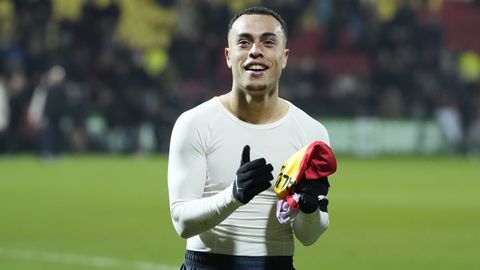 Sergiño Dest extra blij met goal tegen Go Ahead Eagles: 'Anders moet ik zijn auto wassen'
