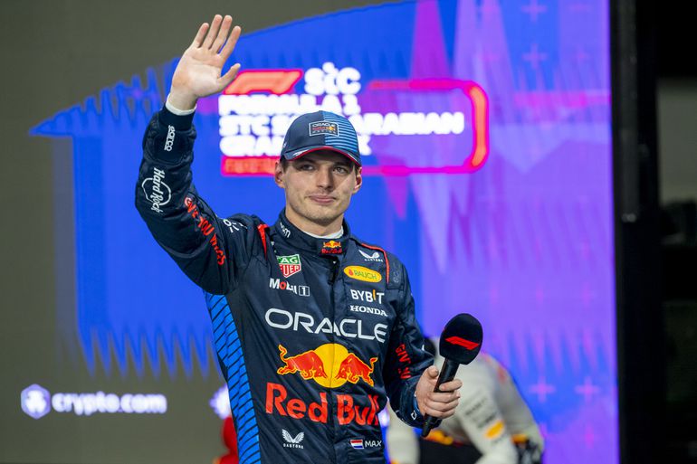 Foutloze Max Verstappen rijdt op cruise control naar zege bij GP Saoedi-Arabië