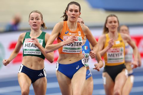 Drama op EK atletiek: Nederlandse atlete voor eigen publiek met brancard afgevoerd na valpartij