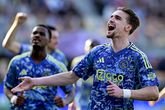 Ajax kruipt op bijzondere wijze dichter naar het kampioenschap: 'Jaren geleden zou dat vloeken in de kerk zijn'