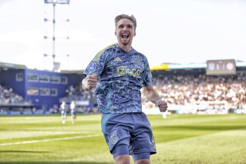 Ajax zet imposante zegereeks voort en houdt PSV ver op afstand in titelstrijd