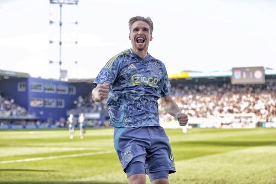 Ajax zet imposante zegereeks voort en houdt PSV ver op afstand in titelstrijd