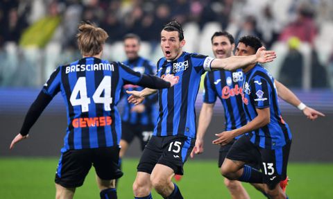 Marten de Roon en Atalanta vernederen Juventus, pijnlijke avond voor bankzitter Teun Koopmeiners