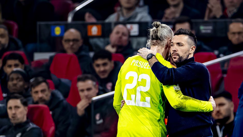 Francesco Farioli liet opvallende foto zien om spelers van Ajax op scherp te zetten