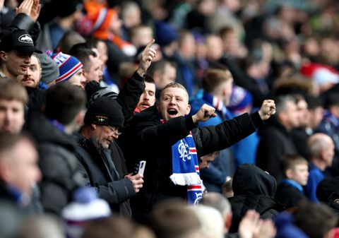 Bizarre taferelen na Rangers - Celtic: Schotse derby ontsierd door rellen, gewonden en arrestaties op het veld
