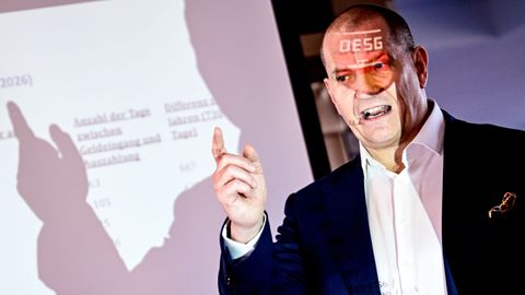 Baas Duitse schaatsbond gooit olie op het vuur na enorme rel: 'Wie zou dat nou doen?'