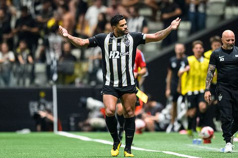 Gigantische vechtpartij leidt tot liefst 23 rode kaarten: topvoetballer Hulk (39) slaat tegenstander op achterhoofd