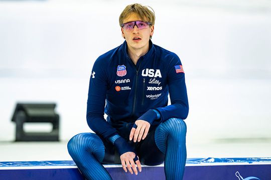 Jordan Stolz duikt op bij speciaal schaatstoernooi in Nederland, rivaal Jenning de Boo doet daar iets bijzonders