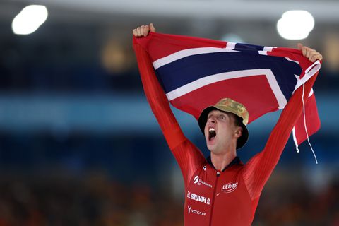 Bekende vriendin van wereldkampioen allround Sander Eitrem dolgelukkig: 'Ik ben zo trots'