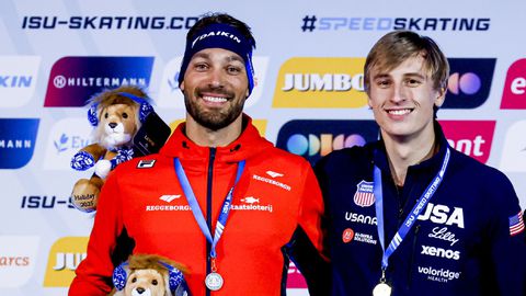 Jordan Stolz ontvangt speciale boodschap van Kjeld Nuis tijdens bezoek aan talkshow: 'Die heb je nog niet'