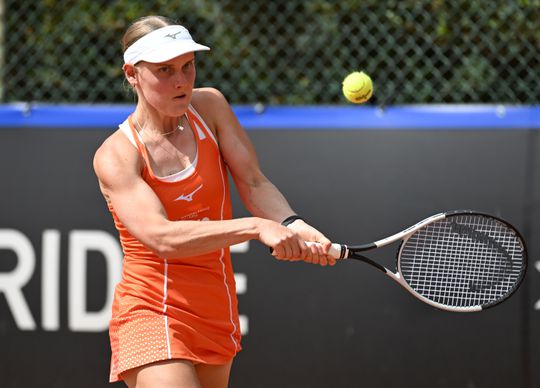 Gigantische stunt Suzan Lamens helpt Nederlandse tennissters aan tweede zege in Billie Jean King Cup