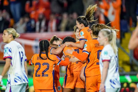 Andries Jonker ontzettend blij voor Oranje Leeuwinnen: 'Zo'n teleurstelling verwerken en dan zo knap opstaan'