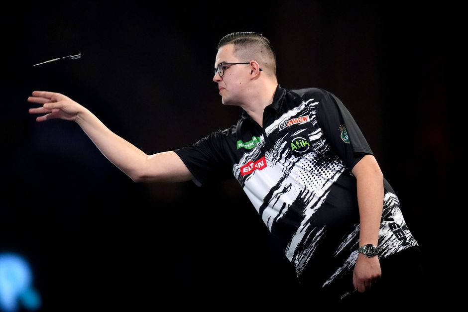 Nederlands darttalent strandt in halve finale in Leicester, Raymond van Barneveld stelt teleur
