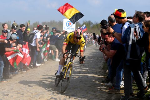 Waarom 'misschien wel de hele wielerwereld' tijdens Parijs-Roubaix naar Wout van Aert kijkt