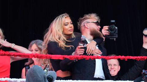 Dolgelukkige Jutta Leerdam deelt persoonlijke boodschap, volger valt iets anders op