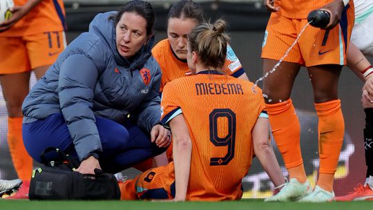 Grote zorgen om blessure Oranje Leeuwin Vivianne Miedema richting EK: 'Ze heeft zoveel pech met haar lichaam'