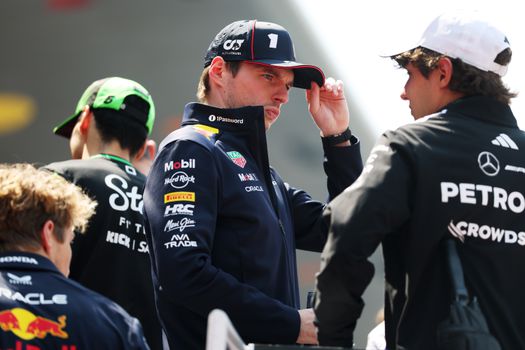 Piepjonge Mercedes-coureur ontvangt peperdure auto, maar loopt tegen groot probleem aan