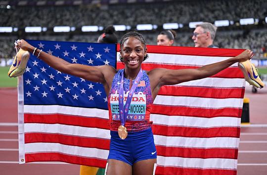Amerikaans tijdschrift stunt met geheimpje: olympisch kampioene (25) poseert in bikini en oogst lof