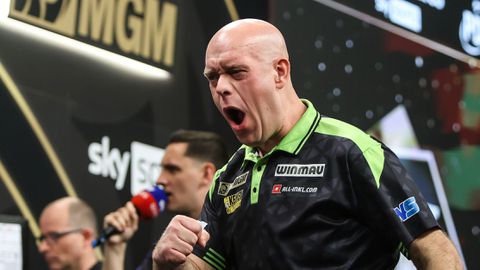 Topdarter Michael van Gerwen gooit 11.500 euro door het putje, lacht als een boer met kiespijn