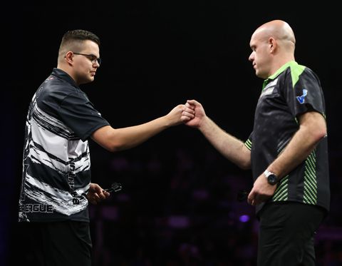 Michael van Gerwen wint 'rare wedstrijd' en doet Gian van Veen pijn in Premier League Darts